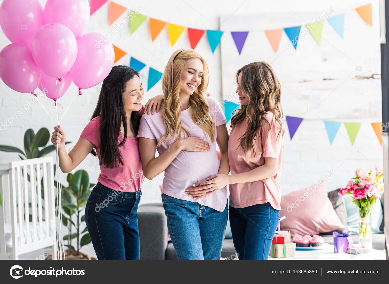 depositphotos_193685380-stock-photo-multicultural-women-touching-pregnant-friend Over ons